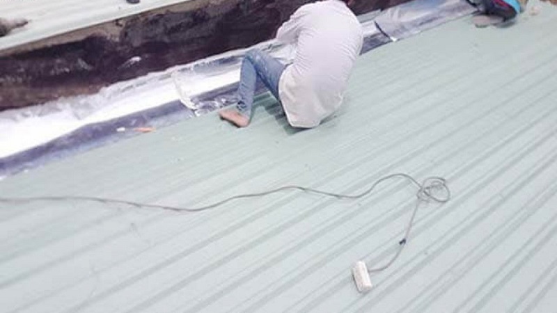 Sử dụng miếng dán chống thấm mái tôn giáp tường